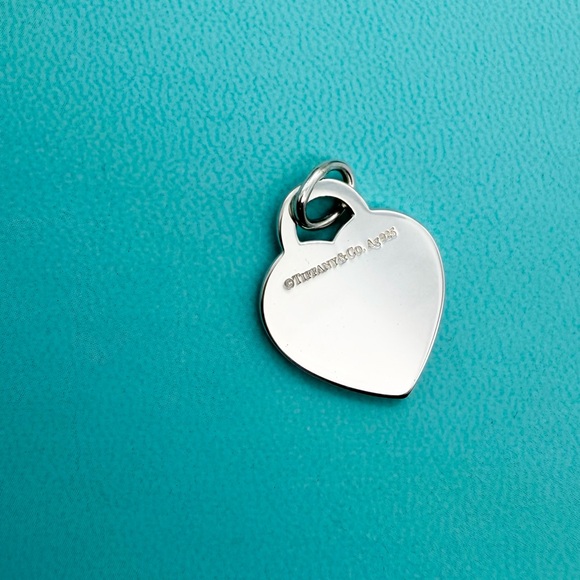 Tiffany & Co. please return to joy holiday 2024 charm pendant in sterling silver - Picture 4 of 5